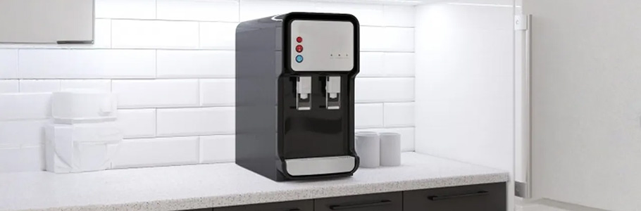 Настольный кулер для воды на кухне